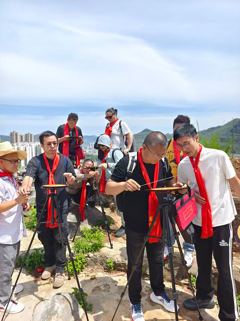 黄楚峻带领学生实地练习
