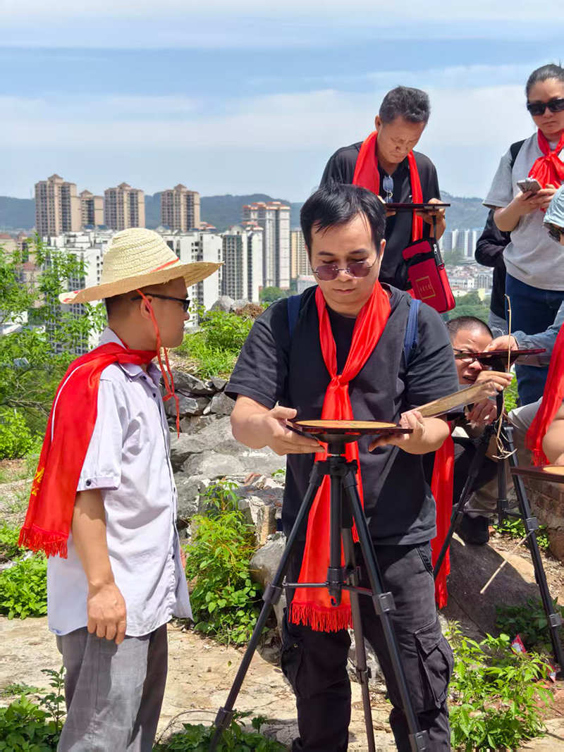 黄楚峻带领学生实地练习