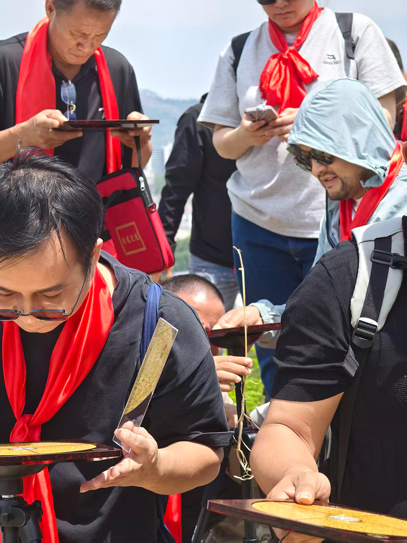 黄楚峻带领学生实地练习