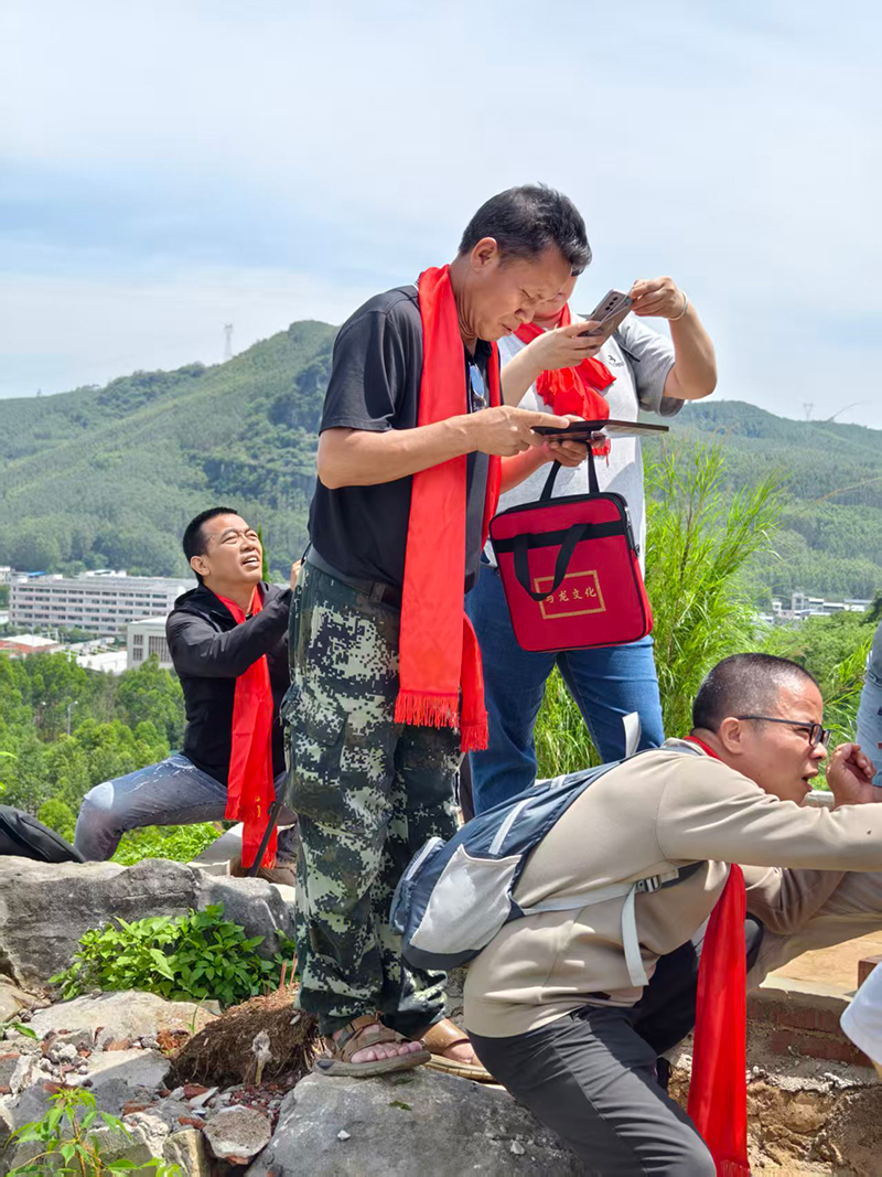 黄楚峻带领学生实地练习