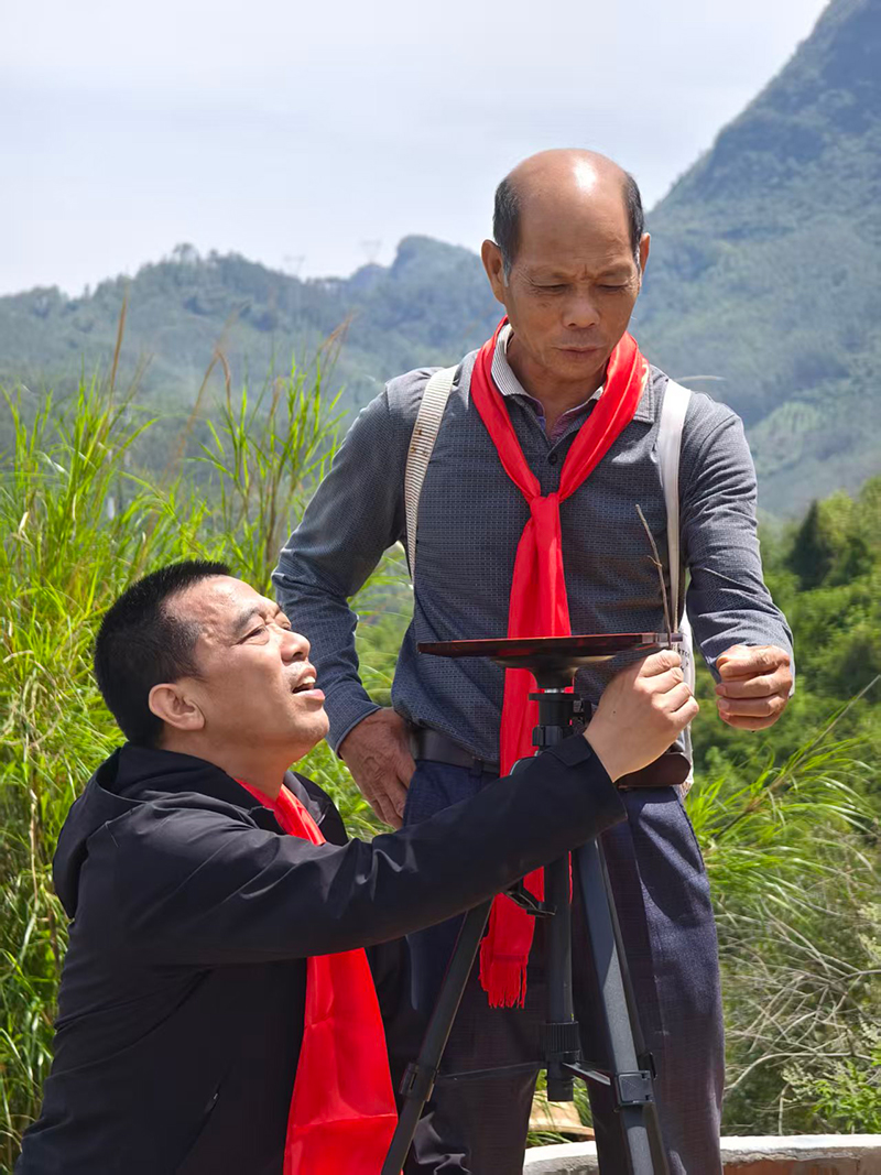 黄楚峻带领学生实地练习