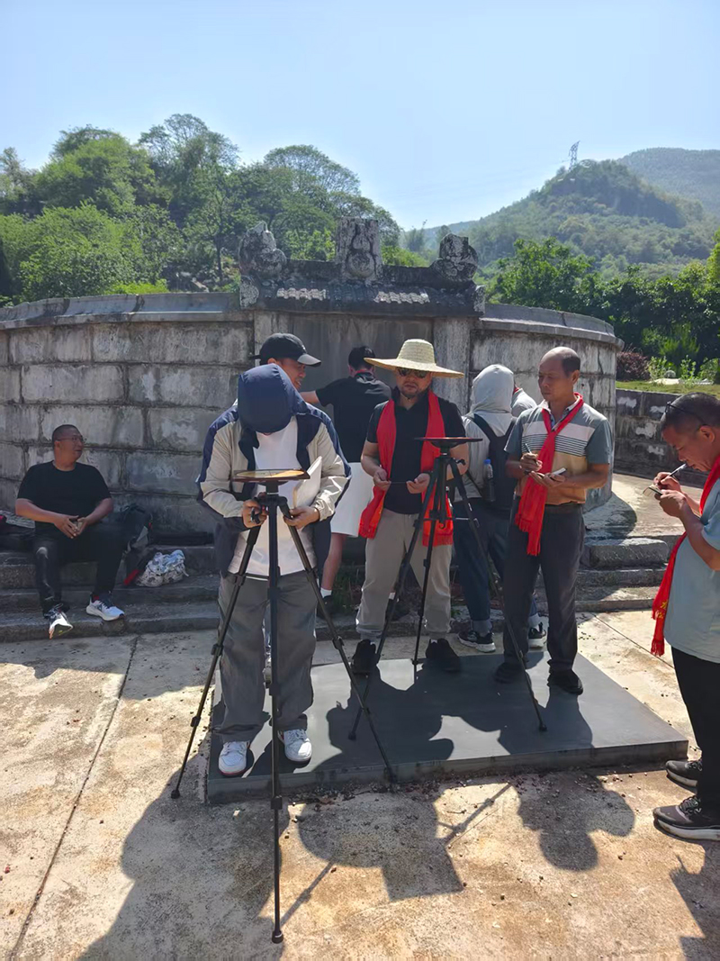 黄楚峻带领学生实地练习